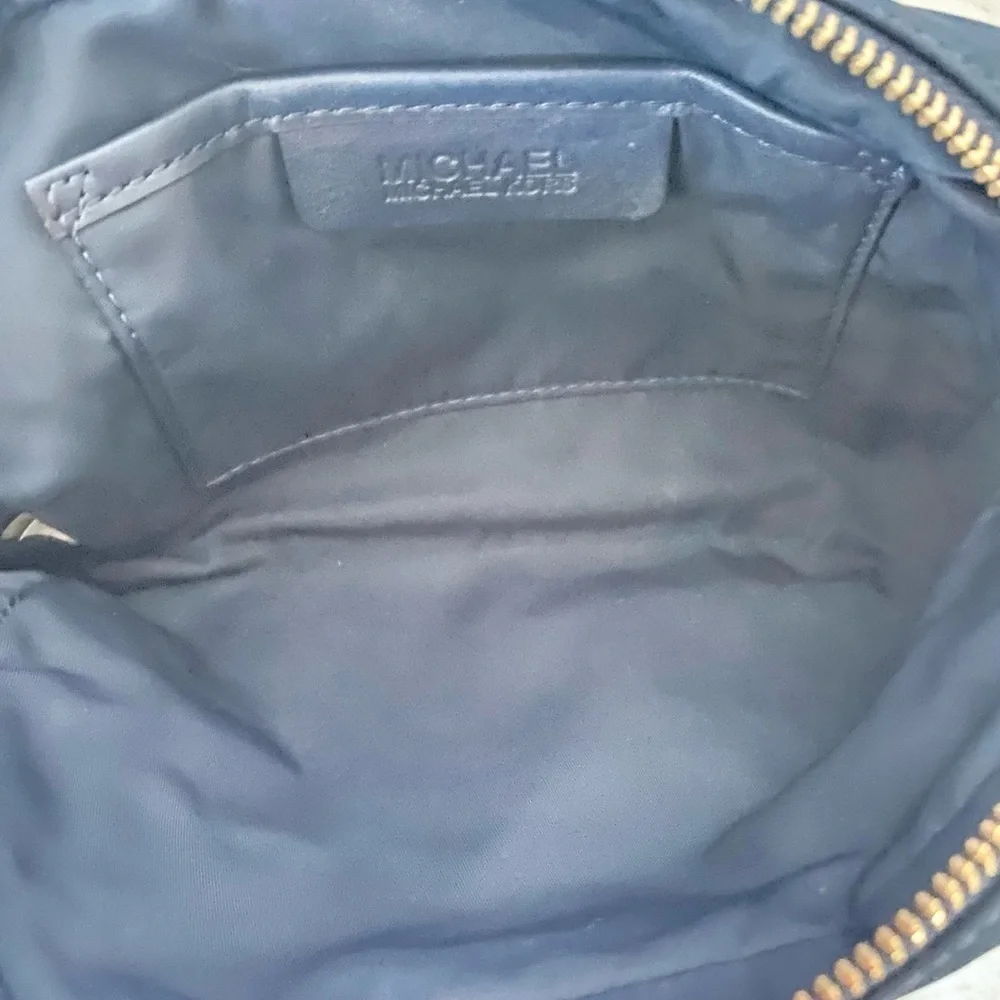 - Michael Kors cosmetics bag EXCELLENT USED CONDITION - Picture 4 of 5